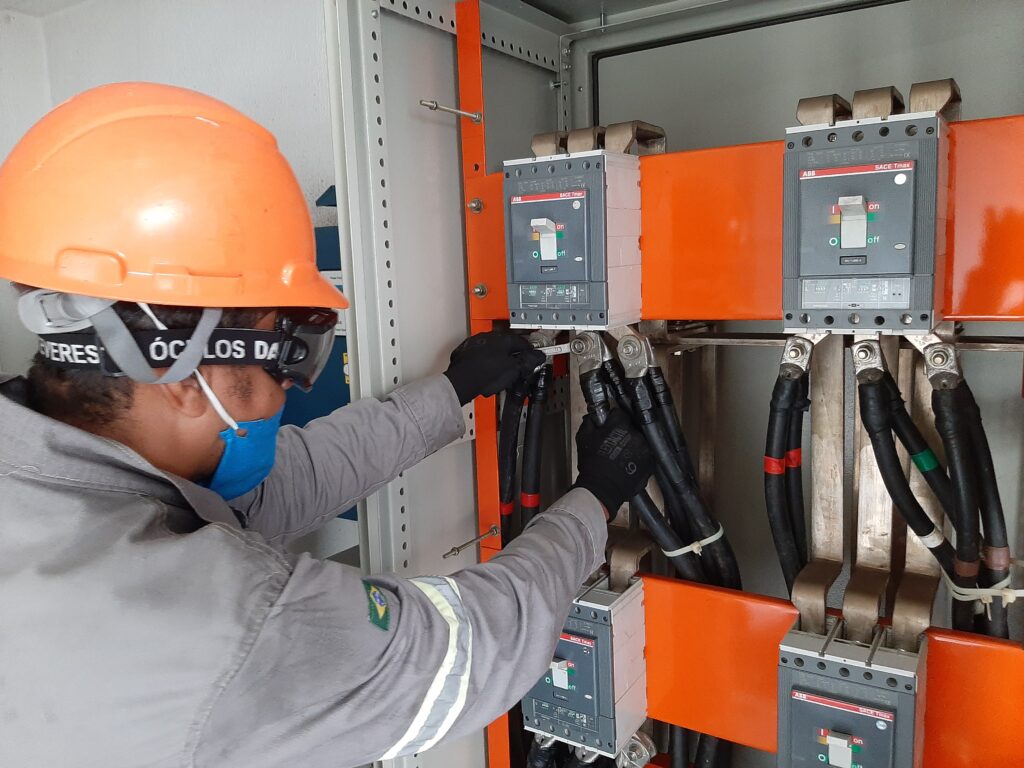 michelon-energia-executando-o-serviço-de-manutenção-de-subestação-na-empresa-web-nordeste
